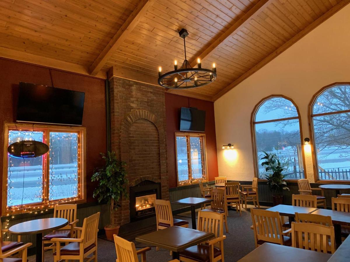 Jolly Roger Inn & Resort Otter Lake Exteriör bild