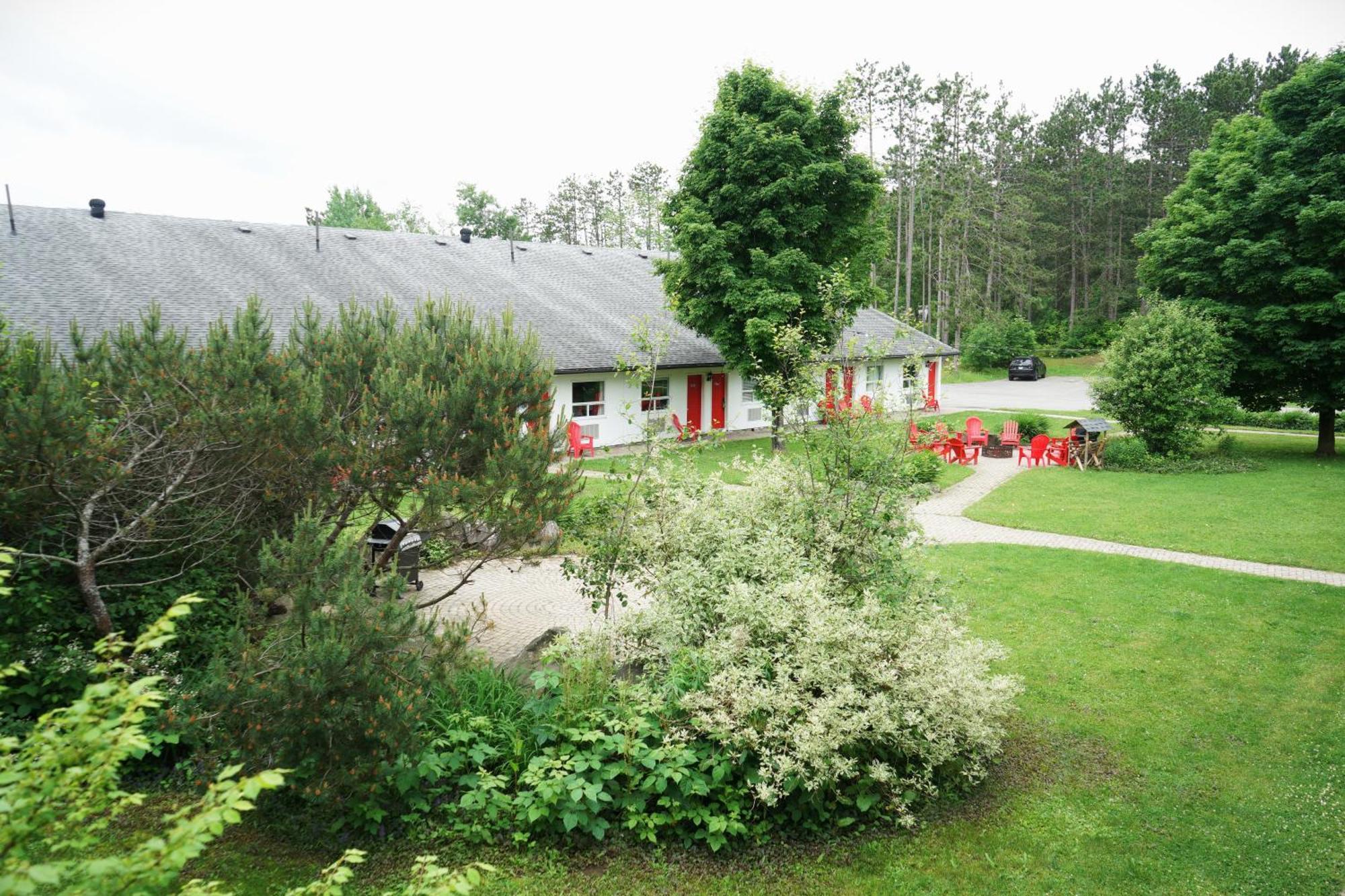 Jolly Roger Inn & Resort Otter Lake Exteriör bild