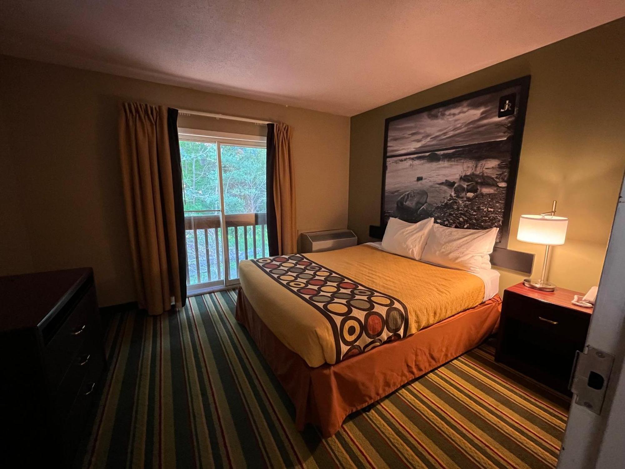 Jolly Roger Inn & Resort Otter Lake Exteriör bild