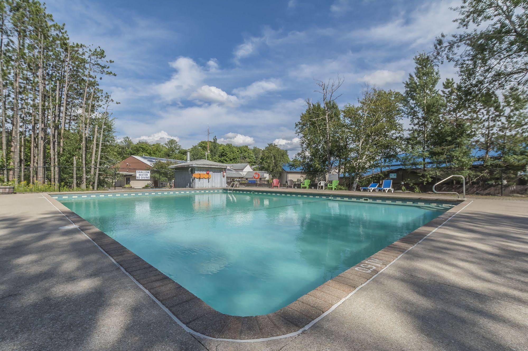 Jolly Roger Inn & Resort Otter Lake Exteriör bild